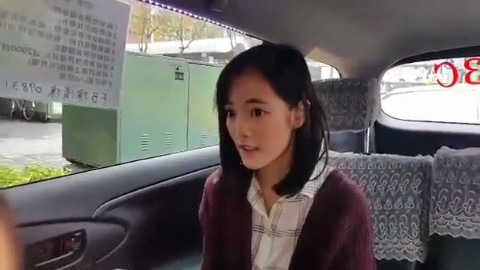 女高中生在计程车上演唱《小幸运》,开口几秒就让司机大喊「载到你太幸运了」!